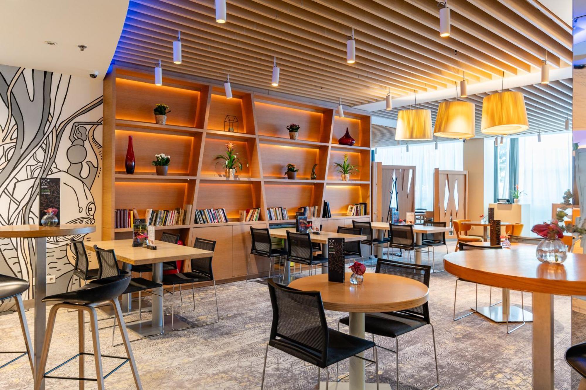 Novotel Warszawa Centrum Esterno foto The lounge at the airport