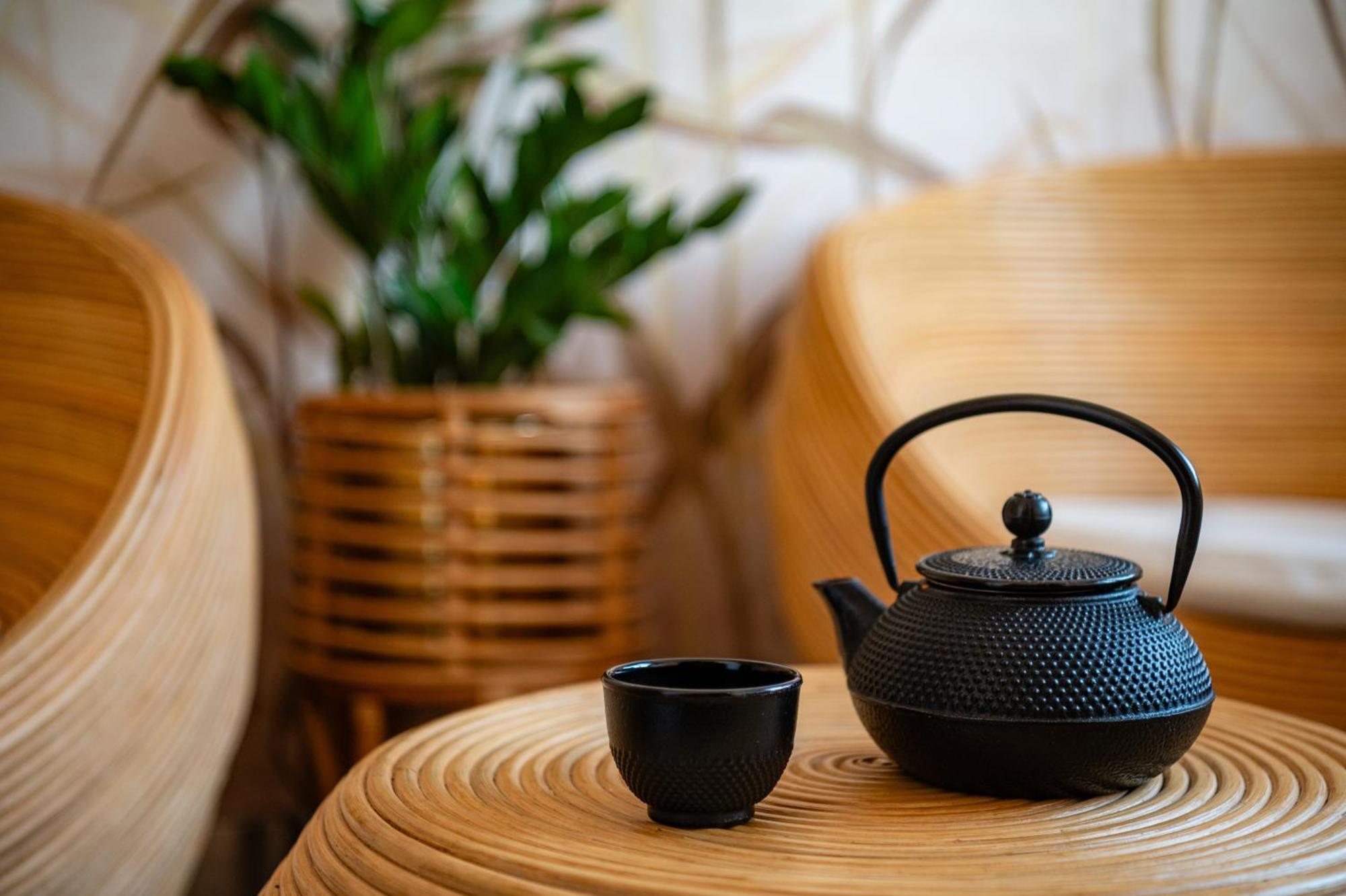 Novotel Warszawa Centrum Esterno foto "A tea cup and a tea pot on a table."