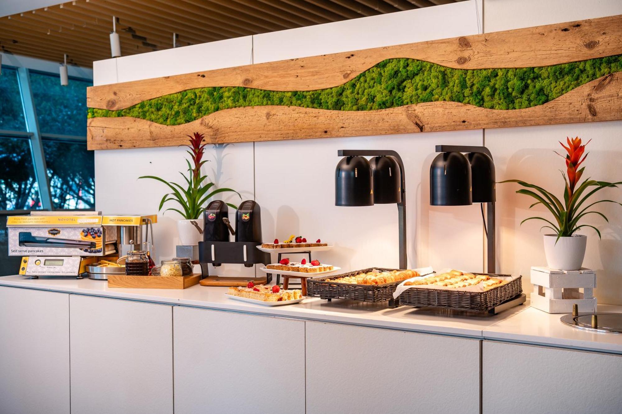 Novotel Warszawa Centrum Esterno foto Breakfast buffet