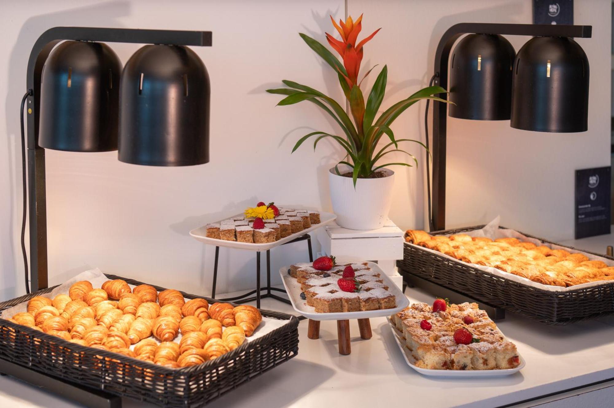 Novotel Warszawa Centrum Esterno foto Breakfast buffet at the hotel