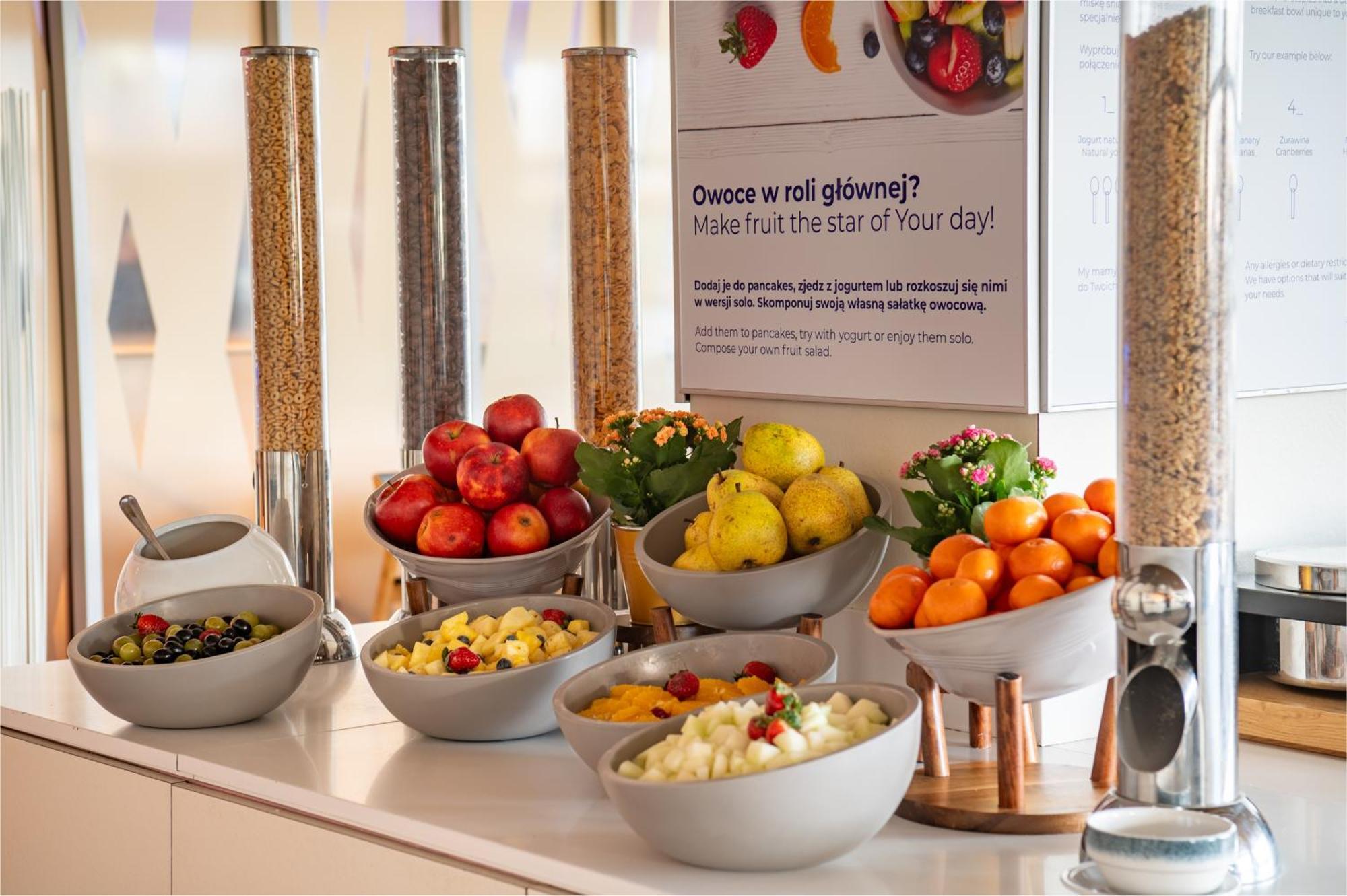 Novotel Warszawa Centrum Esterno foto Breakfast buffet at the airport