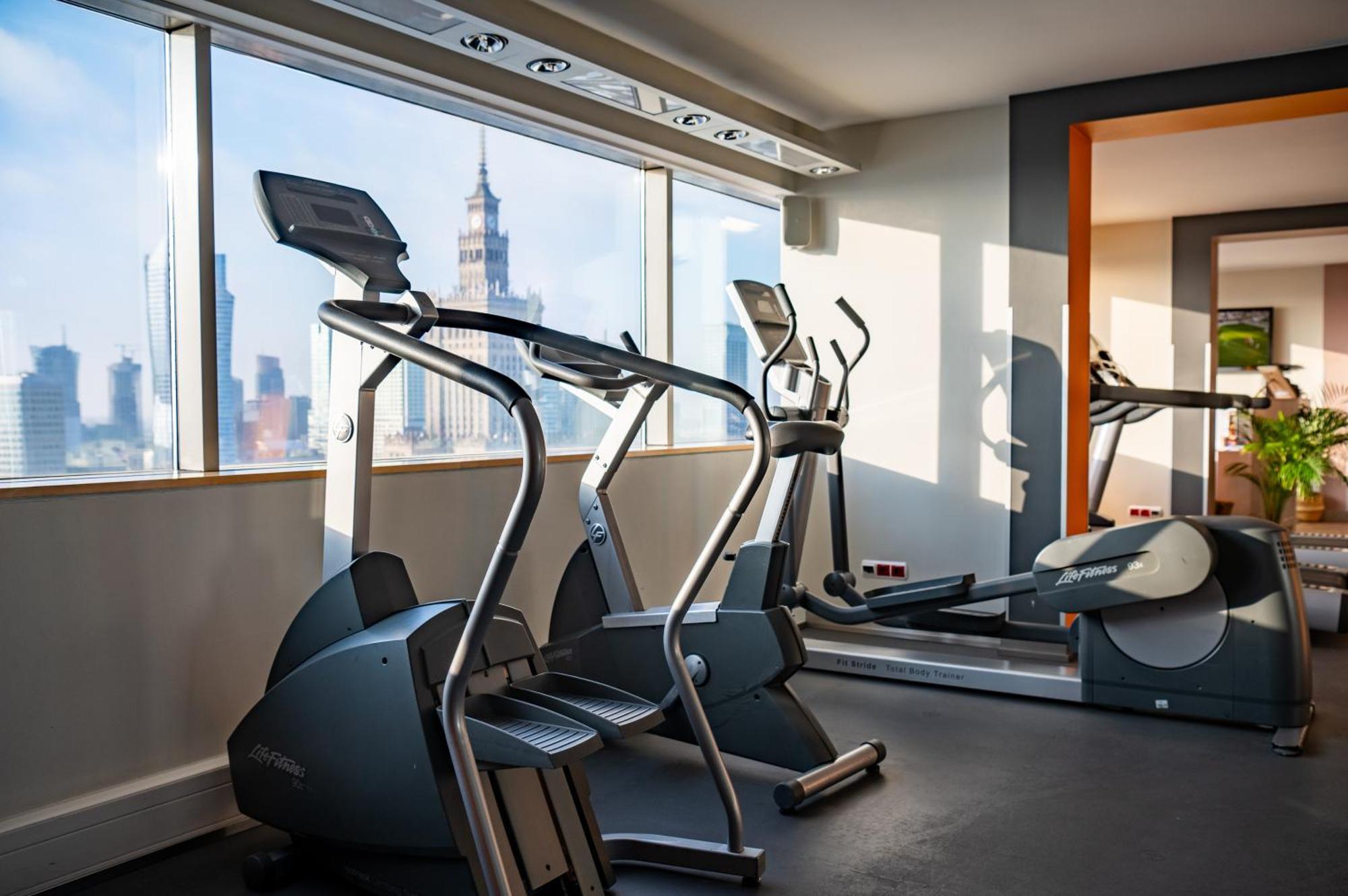 Novotel Warszawa Centrum Esterno foto Life Fitness 55x