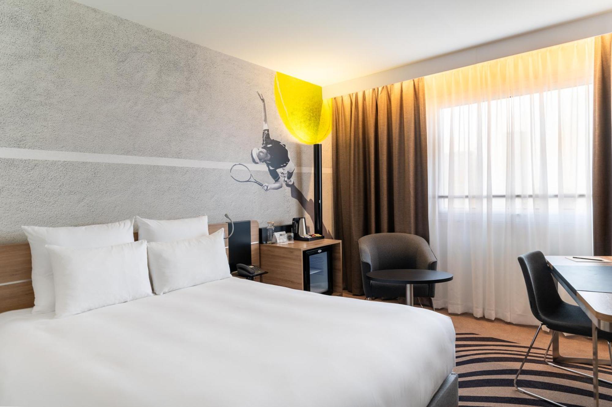 Novotel Warszawa Centrum Esterno foto Room at the Paris Marriott