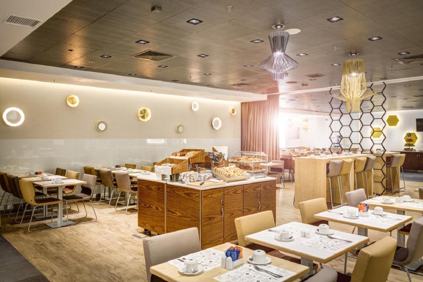 Novotel Warszawa Centrum Esterno foto Breakfast buffet at the hotel