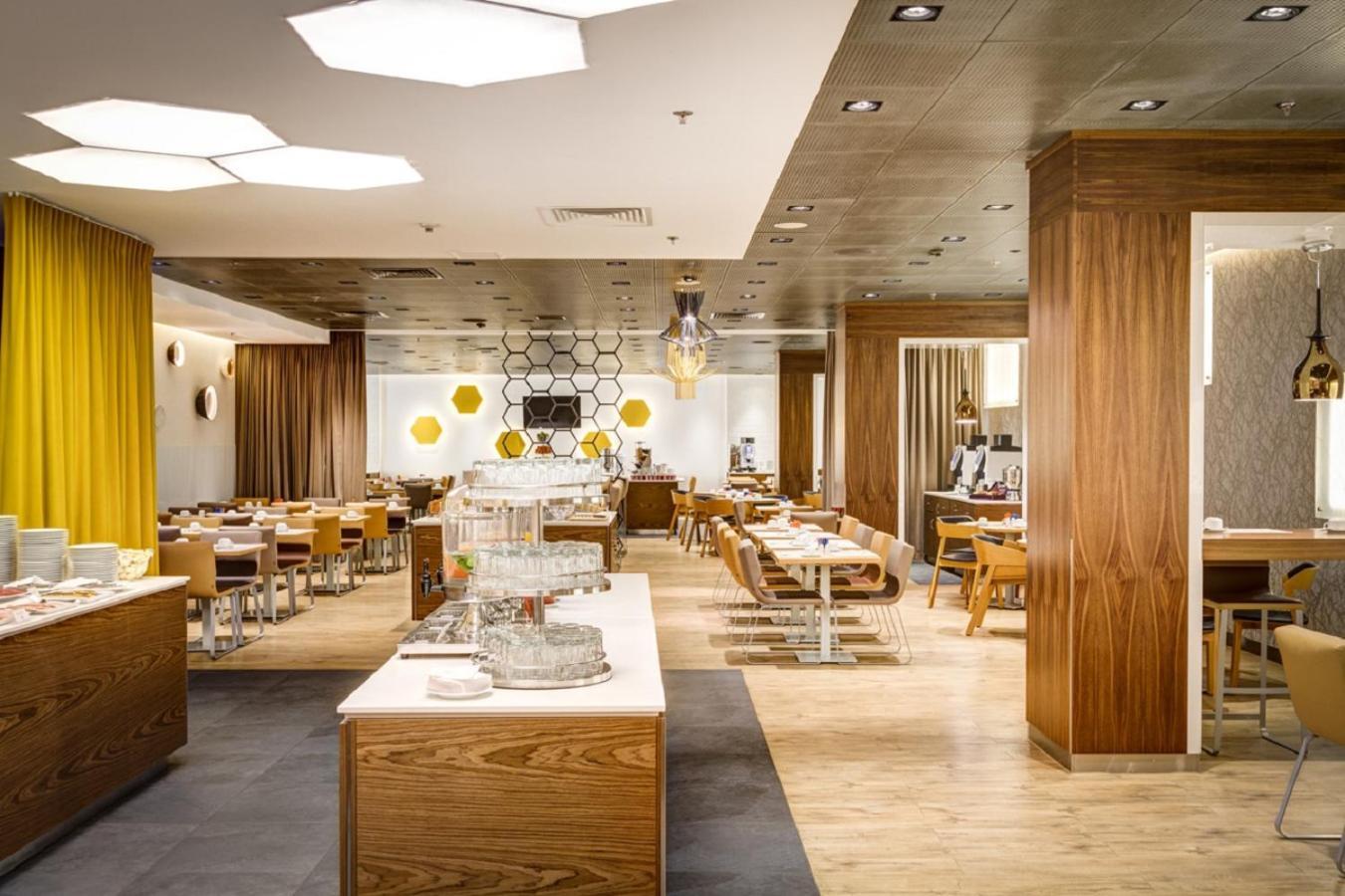 Novotel Warszawa Centrum Esterno foto Breakfast buffet at the hotel